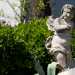 Una volta fuori raggiungiamo un giardino situato praticamente allinterno di lama Lamasinata, lex fiume che affianca labbazia. Tra statuette di angeli...